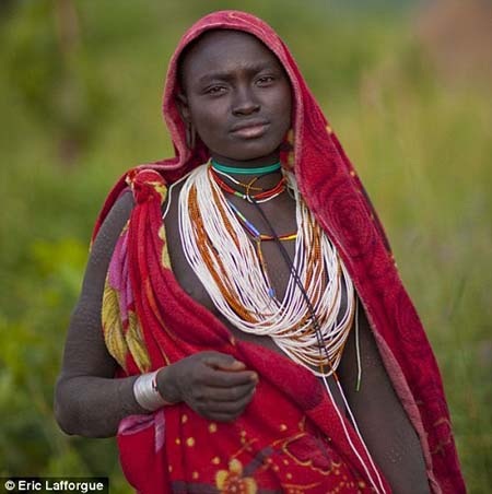 Rùng mình với những cuộc thi đấu đẫm máu ở Châu Phi - 7 Các chiến binh phải uống tiết bò một hơi không được dừng lại giữa chừng