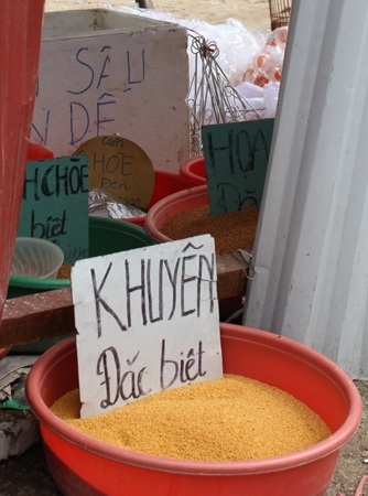 Không chỉ bán chim, lồng người ta còn bán cả bẫy chim và cám chim chuyên dụng cho người chơi.