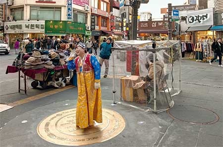 Những hình ảnh đời thường trái ngược giữa Hàn Quốc và Triều Tiên - 9 Đường phố Seoul không lúc nào vắng người