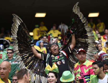 Các sân cỏ Brazil tràn ngập hình ảnh thú vị của cổ động viên - 8 Các sân cỏ Brazil tràn ngập hình ảnh thú vị của cổ động viên