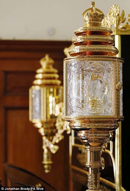  Đèn của xe làm từ pha lê đặc biệt của Edinburgh