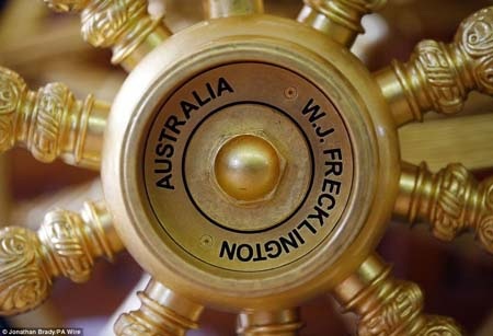 Tên người thợ và quốc gia sản xuất được in cẩn thận trên bánh xe