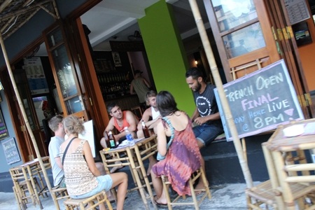 Phố Tây ở Huế thoáng gặp đã thương…