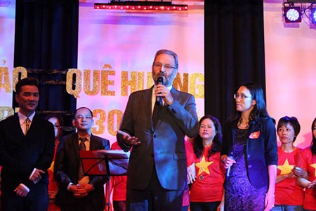 Đêm nhạc “Vì biển đảo quê hương” diễn ra ấm cúng tại Đức - 1 Đêm nhạc “Vì biển đảo quê hương” diễn ra ấm cúng tại Đức