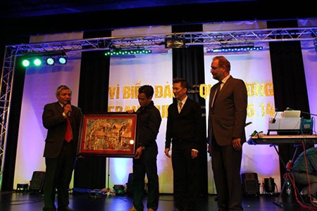 Đêm nhạc “Vì biển đảo quê hương” diễn ra ấm cúng tại Đức - 2 Đêm nhạc “Vì biển đảo quê hương” diễn ra ấm cúng tại Đức