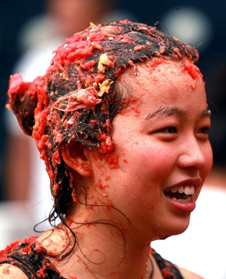 Các cô gái phấn kích với lễ hội cà chua lần đầu tổ chức ở Bắc Kinh