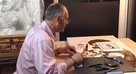 Ngắm chân dung những người nổi tiếng làm từ... đinh tán - 1 Chân dung họa sỹ David Foster đang sáng tạo những tác phẩm nghệ thuật của mình