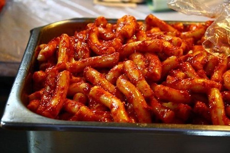 Khám phá những món ăn vặt nổi tiếng châu Á - 1 Món bánh gạo dẻo xào cay Tokbokki nổi tiếng với hương vị chua cay hấp dẫn