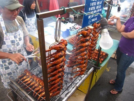Khám phá những món ăn vặt nổi tiếng châu Á - 10 Một góc phố bán đồ ăn vặt ở Malaysia