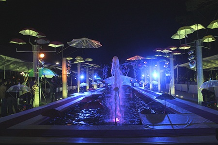 Một em nhỏ thích thú trước một cách chong
chóng.