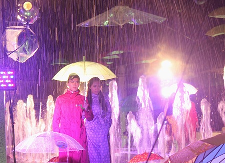 Đôi người mẫu vào vai đôi tình nhân dạo bước
dười cơn mưa lãng mạn của Đà Lạt.Ȣ></div><div style=