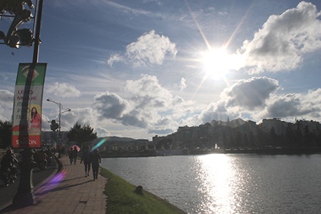 Các chương trình của lễ hội mưa Đà Lạt hầu hết
diễn ra quanh bờ hồ XuǢn Hương thơ mộng.