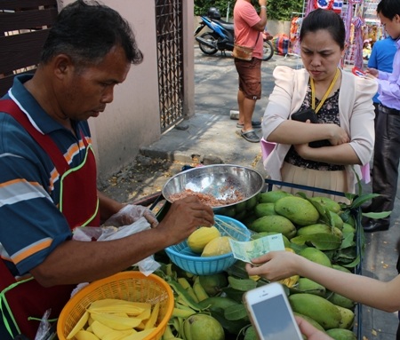 Nét Việt Nam nơi những gánh hàng rong ở Bangkok