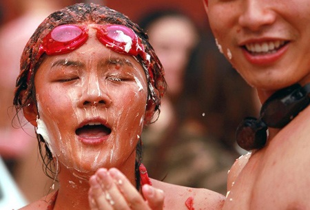 Nhiều người mang theo kính bơi để bảo vệ mắt