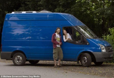 Nhìn từ bên ngoài, chiếc xe đơn giản và không có gì nổi bật