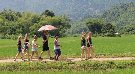 Ngày càng có nhiều du khách nước ngoài thích thú hành trình du lịch đồng quê Việt Nam.