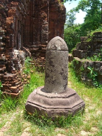 Kỳ thú những biểu tượng sex chỉ có ở Việt Nam - 2 Các sinh thực khí còn được thấy rất nhiều ở thánh địa Mỹ Sơn vẫn còn nguyên dạng đến ngày nay