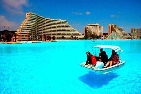 Khám phá bể bơi nhân tạo có kích thước khủng nhất thế giới - 3 Ngoài bơi lôi, nhiều người thích chèo thuyền để khám phá chiều dài của bể