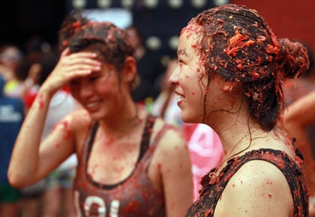 Người nào cũng bê bết nước cà chua