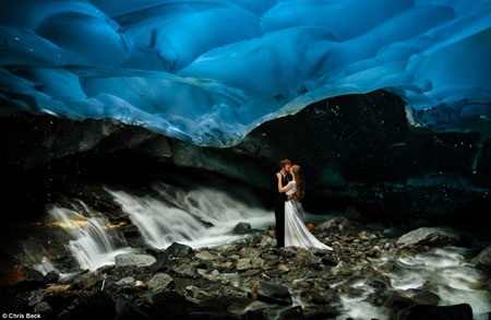 Ngất ngây với bộ ảnh cưới chụp trong hang băng - 4 Hang động Mendenhall Glacier đẹp lộng lẫy