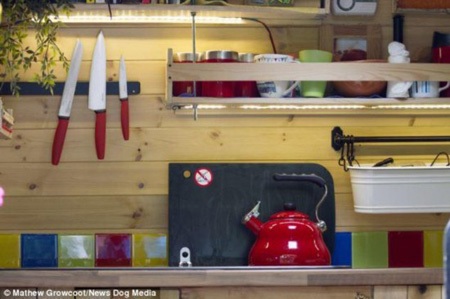 Kệ bếp và chỗ nấu nướng nhỏ xinh nhưng đáp ứng đầy đủ yêu cầu của một căn bếp