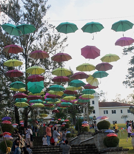 Các chương trình của lễ hội mưa Đà Lạt hầu hết
diễn raĠquanh bờ hồ Xuân Hương thơ mộng.