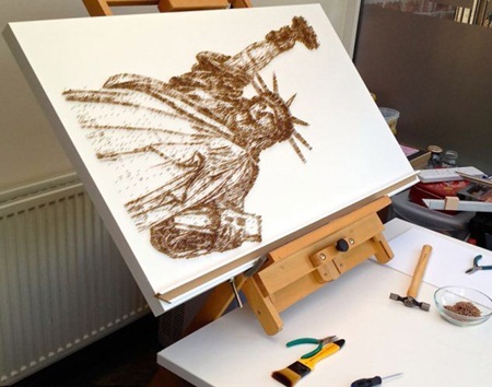 Ngắm chân dung những người nổi tiếng làm từ... đinh tán - 5 Tác phẩm tượng Nữ thần tự do đang hoàn thiện dở