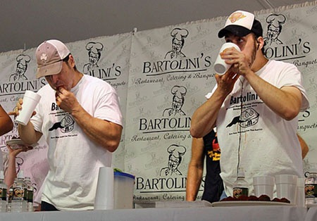 Những cuộc thi ăn lạ lùng nhất thế giới