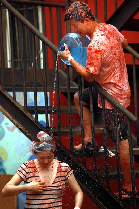 Một cô gái được bạn gột qua bằng nước sạch