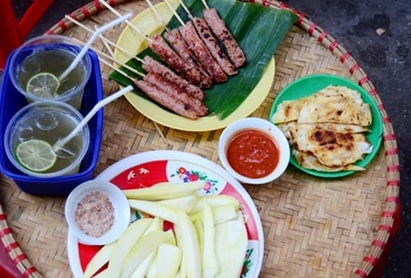 Khám phá những món ăn vặt nổi tiếng châu Á - 6 Một quầy hàng bán đồ hoa quả tươi ở chợ đêm