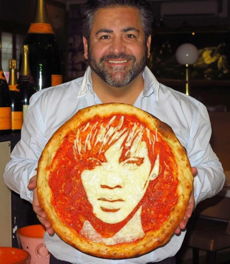 Hình ảnh của giọng ca cá tính Rihanna hiện lên sống động trên vỏ bánh