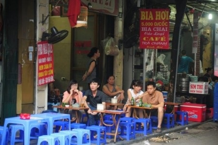 Thưởng thức quà sáng ở phố cổ Hà Nội chỉ... vài ngàn đồng - 3 Nhiều người mua lượng xôi lớn tính bằng kg cho cả nhà nhưng với giá chỉ vài ba chục ngàn đồng.