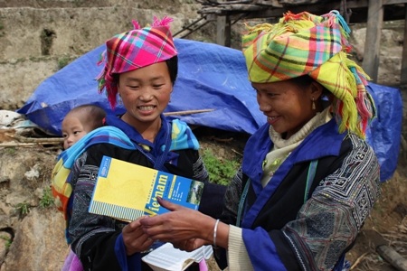 Yêu tha thiết ánh mắt trong mà sâu vời vợi của cô bé gánh can nước hai chục lít trên đường Mèo Vạc