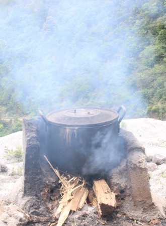 Mùi khói thơm thơm, lửa lép bép giữa đất trời như xua tan đi sự heo hút của những con đèo. 