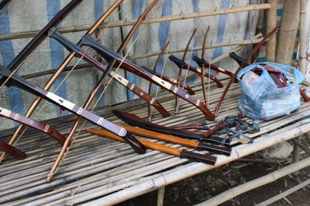 Côn, kiếm bày bán công khai ở Bản Lác