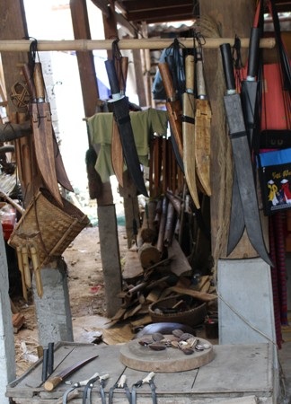 Côn, kiếm bày bán công khai ở Bản Lác