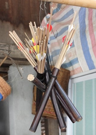 Côn, kiếm bày bán công khai ở Bản Lác