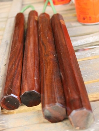 Côn, kiếm bày bán công khai ở Bản Lác