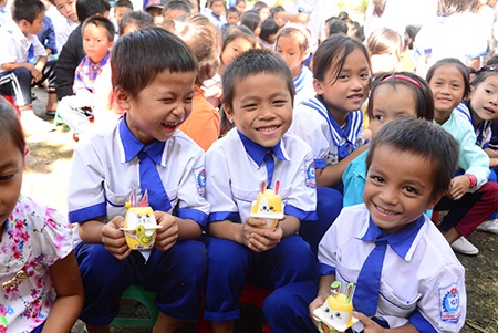 Nụ cười của các em khi được nhận những món đồ chơi Trung thu tự làm từ vỏ hộp váng sữa.