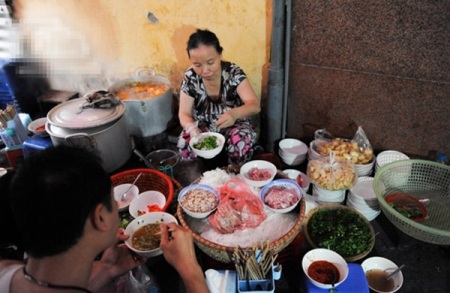 Thưởng thức quà sáng ở phố cổ Hà Nội chỉ... vài ngàn đồng - 2 Nhiều người mua lượng xôi lớn tính bằng kg cho cả nhà nhưng với giá chỉ vài ba chục ngàn đồng.