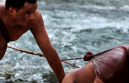 Đàn ông Trung Quốc... khỏa thân kéo thuyền chở khách đi vãn cảnh