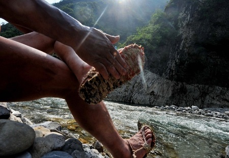 Đàn ông Trung Quốc... khỏa thân kéo thuyền chở khách đi vãn cảnh