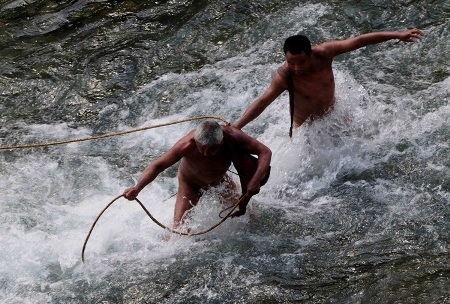Đàn ông Trung Quốc... khỏa thân kéo thuyền chở khách đi vãn cảnh
