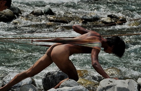 Đàn ông Trung Quốc... khỏa thân kéo thuyền chở khách đi vãn cảnh