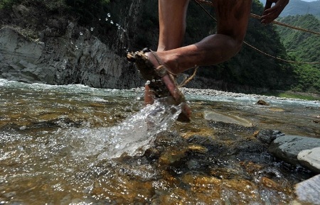 Đàn ông Trung Quốc... khỏa thân kéo thuyền chở khách đi vãn cảnh