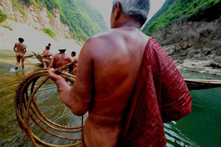 Đàn ông Trung Quốc... khỏa thân kéo thuyền chở khách đi vãn cảnh