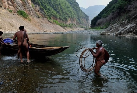 Đàn ông Trung Quốc... khỏa thân kéo thuyền chở khách đi vãn cảnh