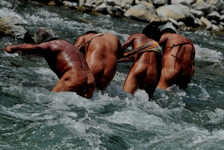 Đàn ông Trung Quốc... khỏa thân kéo thuyền chở khách đi vãn cảnh