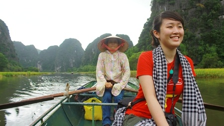 Kỳ thú hành trình khám phá hang động Tràng An - 2 Nhiều du khách vô cùng thích thú khi được ngồi thuyền ngắm hang động như thế này.