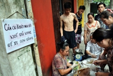 Thưởng thức quà sáng ở phố cổ Hà Nội chỉ... vài ngàn đồng - 1 Nhiều người mua lượng xôi lớn tính bằng kg cho cả nhà nhưng với giá chỉ vài ba chục ngàn đồng.
